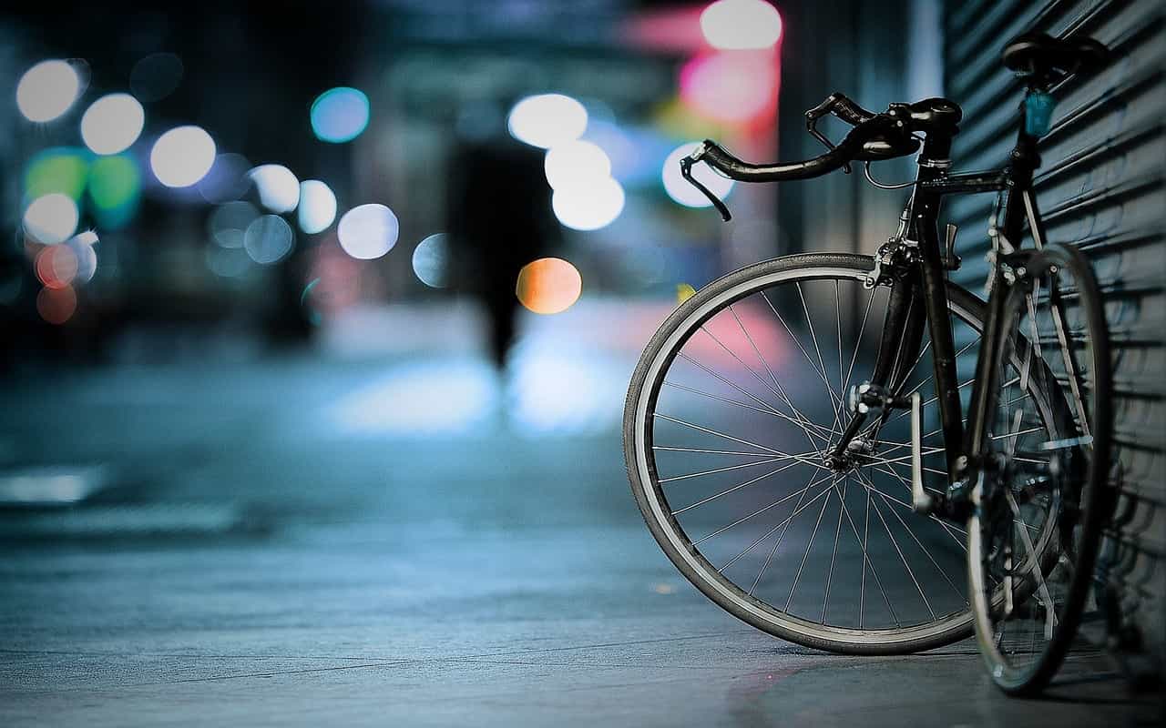 Rower pozostawiony na chodniku w mieście